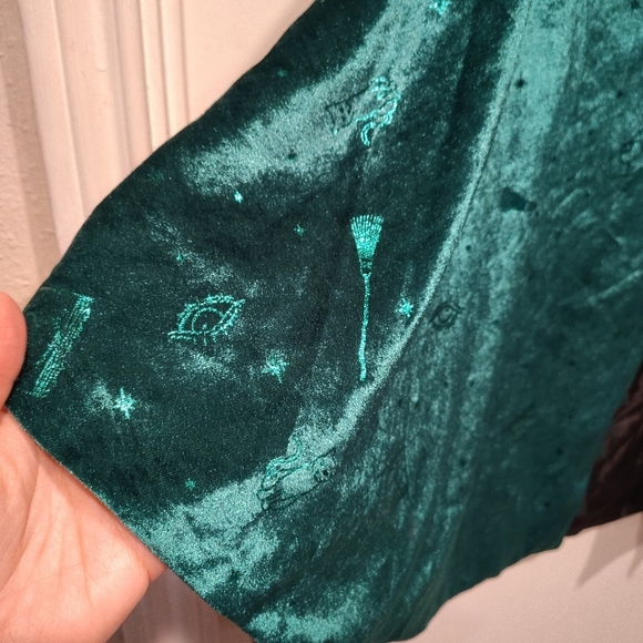 Disney Hocus Pocus Winifred Sanderson Green Velvet Hooded Cape One Size Costume - Picture 3 of 6